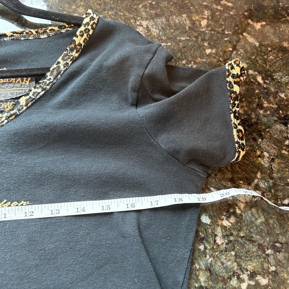 Vintage 2001 Pacific Harley Davidson V neck t shirt with faux leopard fur trim. - Picture 10 of 15